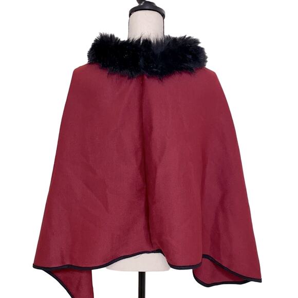 Trezo Poncho with Faux Fur Collar - Picture 2 of 5